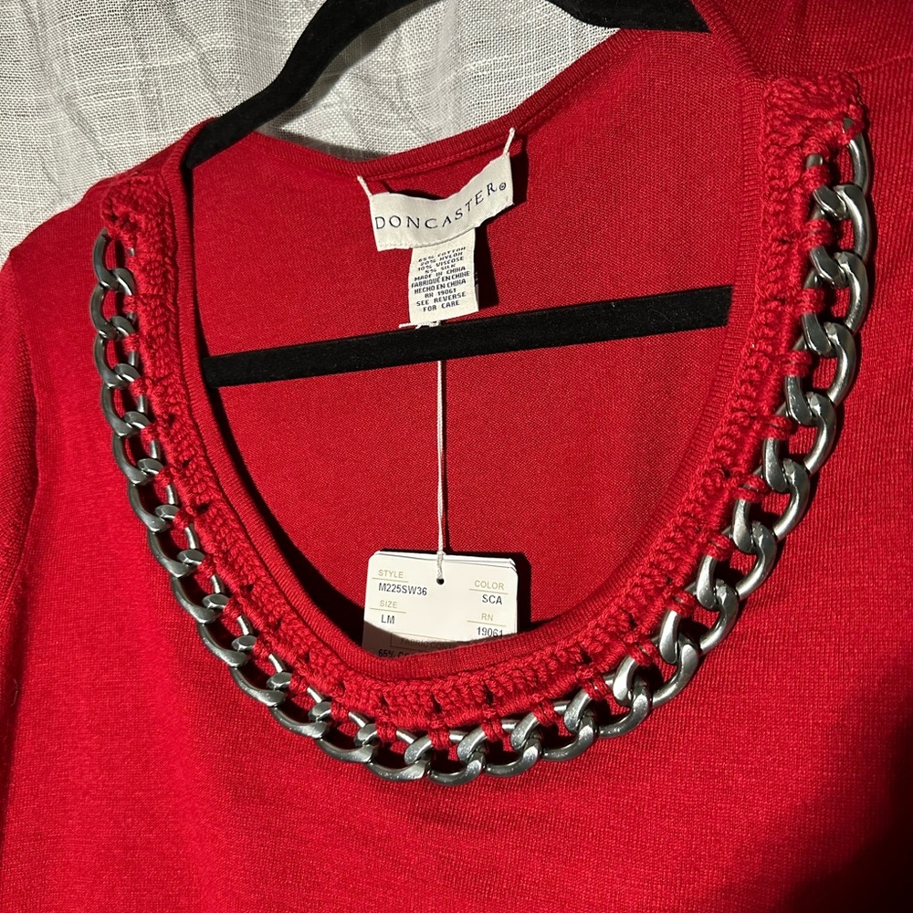 Doncaster Gorgeous Red sweater Scoop Neckline with knit & Chain Detail NWT - Picture 4 of 6